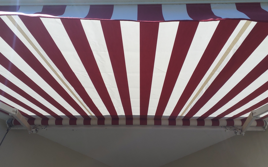 Store banne rayé bordeaux et blanc — vue dessous — Vendée