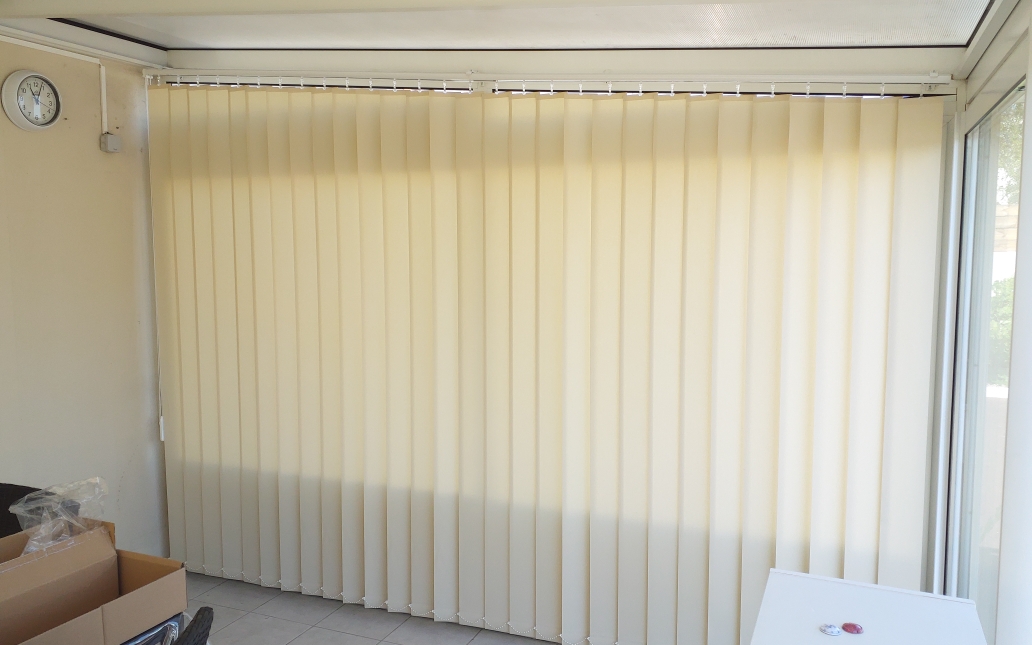 Store vertical à bandes crème fermé sur véranda — Vendée