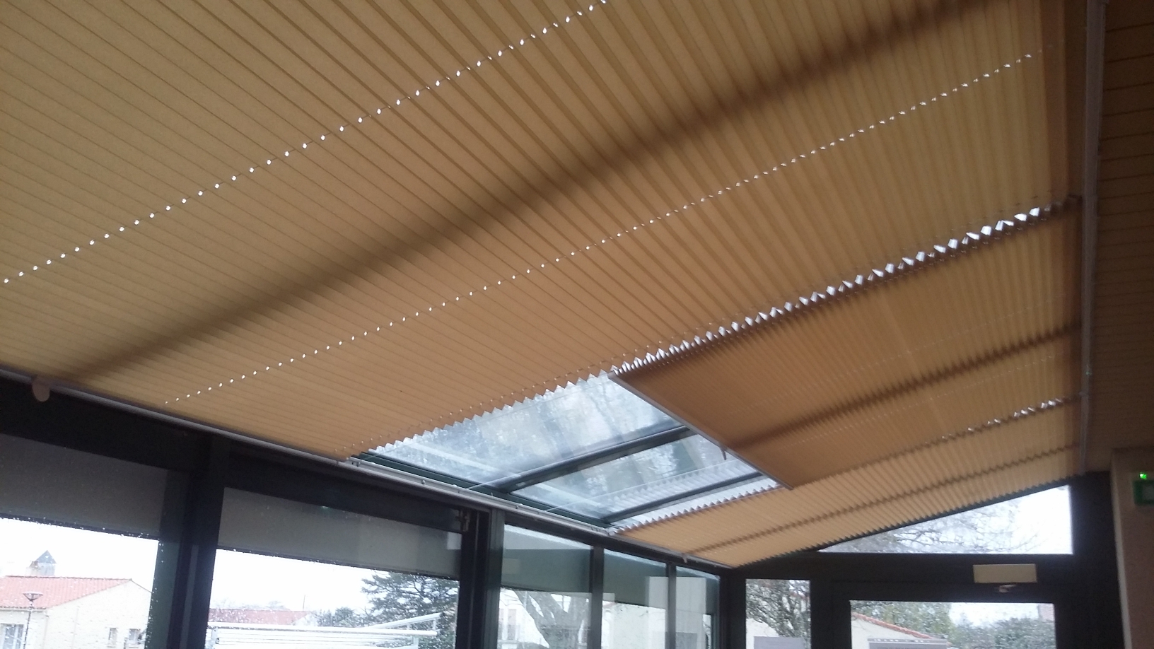 Store plissé véranda lumière naturelle — installation Vendée