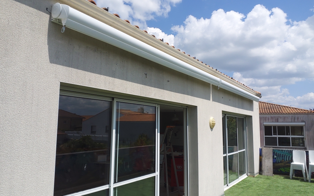 Store banne coffre fermé sur façade maison — Vendée