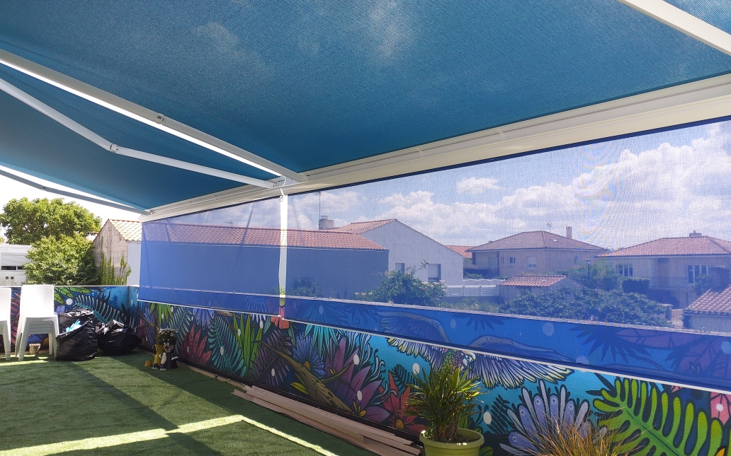 Store banne bleu et store vertical sur terrasse — littoral vendéen