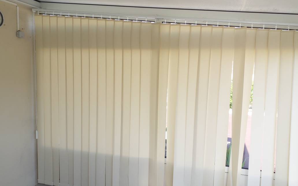 Après — nouvelles bandes verticales beige posées sur véranda en Vendée
